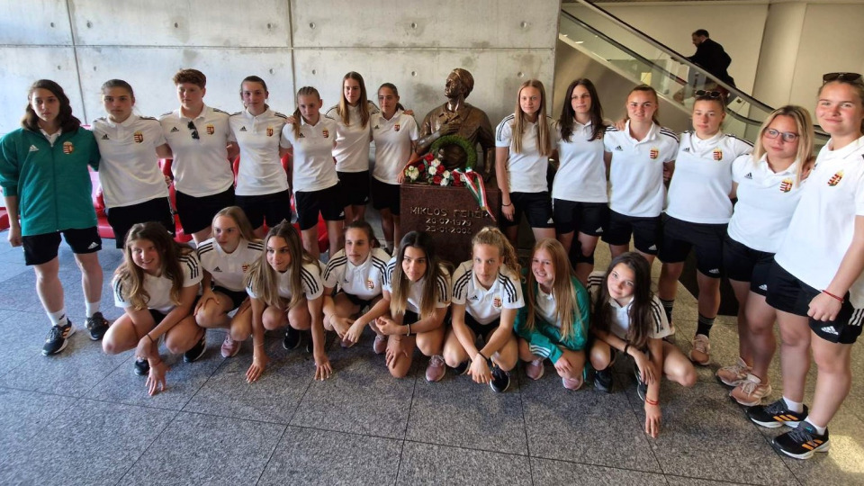 Fehér Miklós szobránál koszorúztak az U17-es lányok
